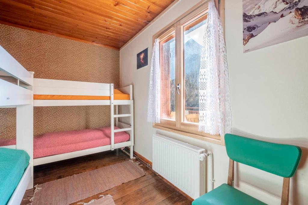 Family Cottage With Balcony In Chamonix chalet pied des pistes 19