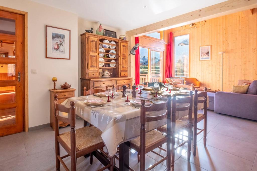 Family Cottage With Balcony In Chamonix chalet pied des pistes 6