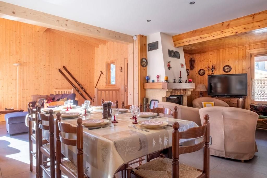 Family Cottage With Balcony In Chamonix chalet pied des pistes 7