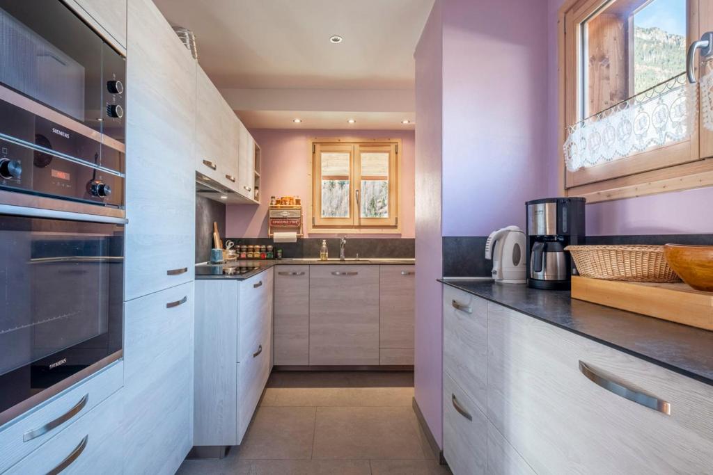 Family Cottage With Balcony In Chamonix chalet pied des pistes 8