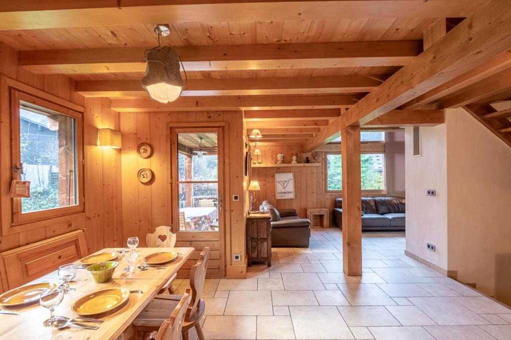 Family chalet with terrace and garden in Chamonix chalet pied des pistes 5