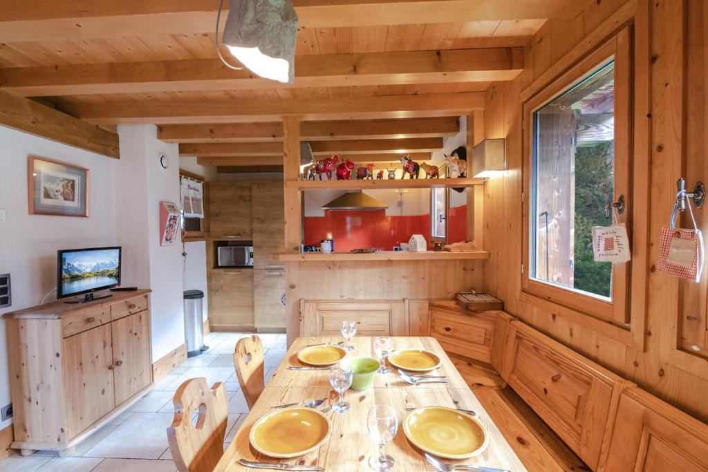 Family chalet with terrace and garden in Chamonix chalet pied des pistes 7