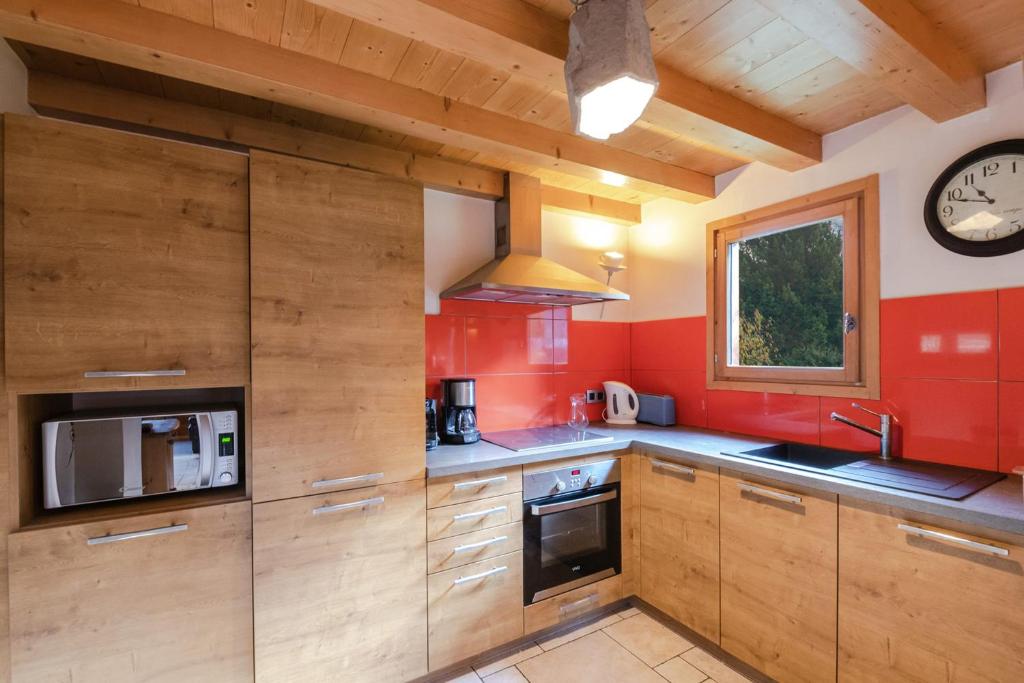 Family chalet with terrace and garden in Chamonix chalet pied des pistes 8