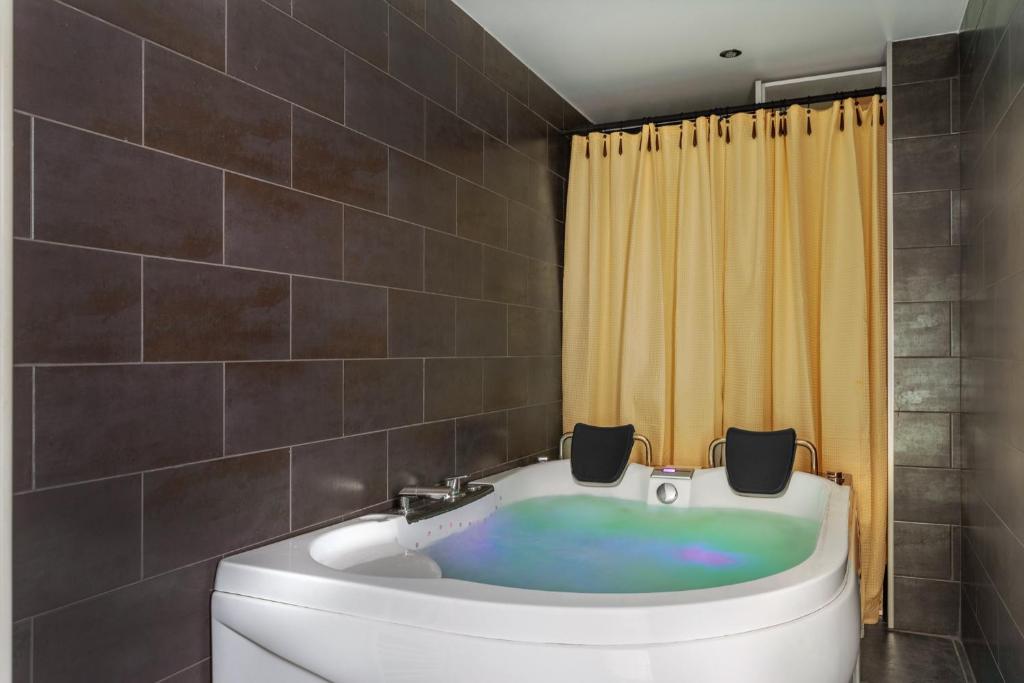 Grand Chalet Standing Avec Jacuzzi a Chamrousse ski 1750 chalet pied des pistes 6