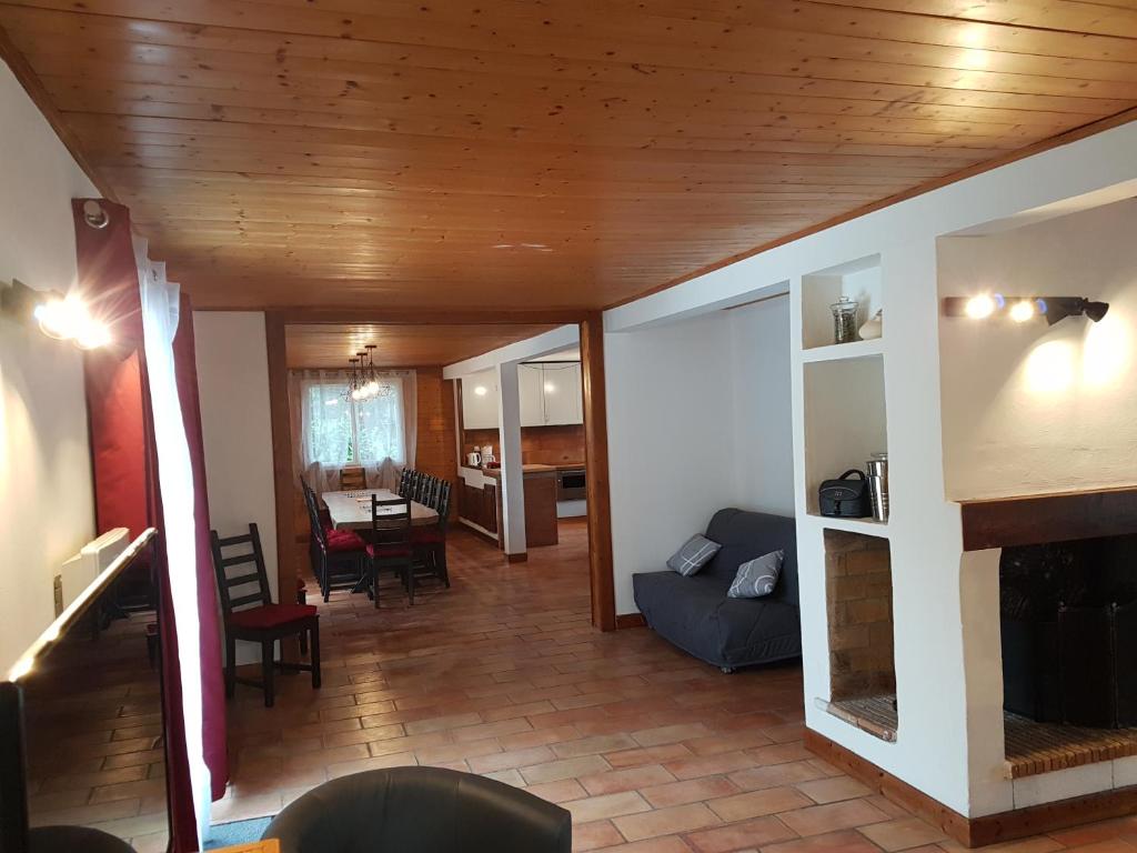 Grand Gite Saint Lary centre pour 15 pers. pouvant accueillir jusqua 17 pers. gite pied des pistes 12
