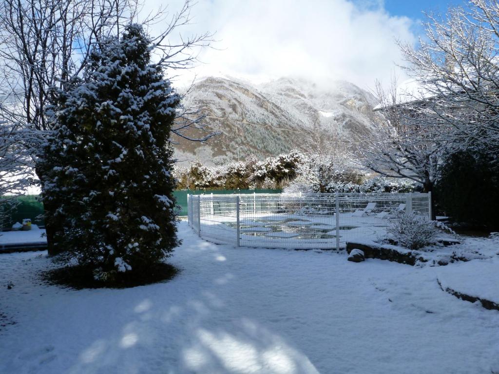Grand Gite Saint Lary centre pour 15 pers. pouvant accueillir jusqua 17 pers. gite pied des pistes 19