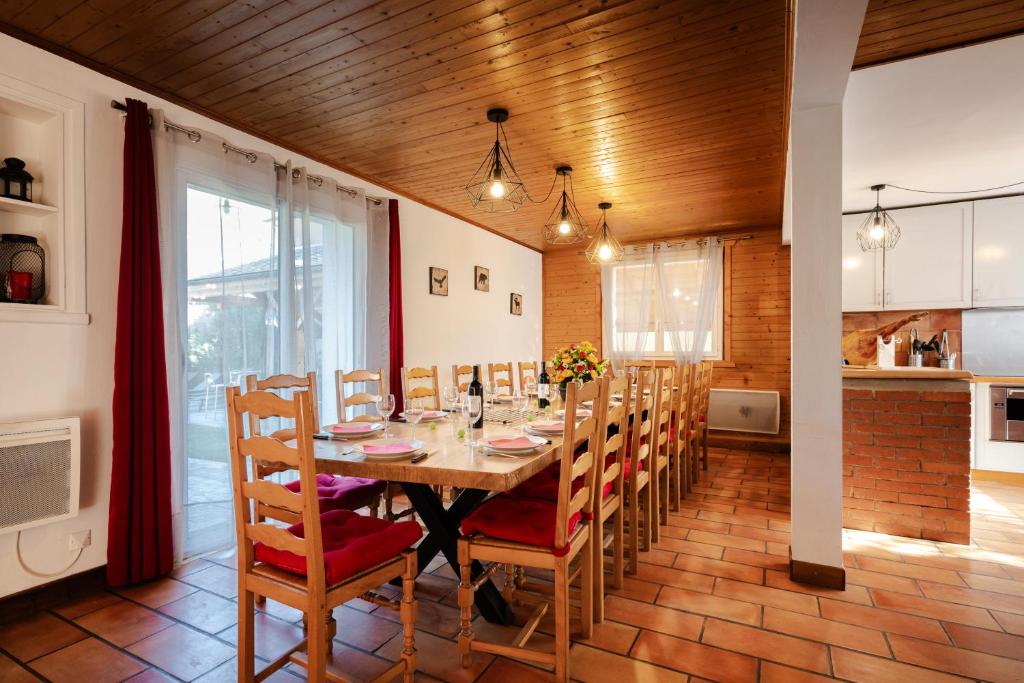 Grand Gite Saint Lary centre pour 15 pers. pouvant accueillir jusqua 17 pers. gite pied des pistes 4