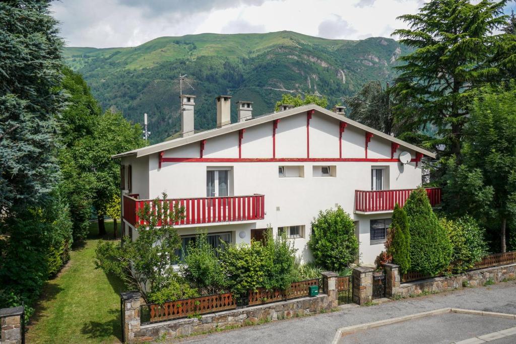 Grand Gite Saint Lary centre pour 15 pers. pouvant accueillir jusqua 17 pers. gite pied des pistes 6
