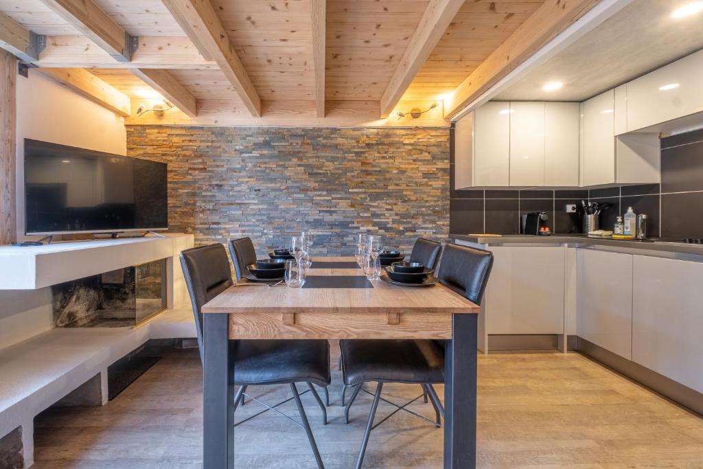 Grand Roc A 3 bedrooms Apartment Next to skilift By Cozee Rentals appartement pied des pistes 3