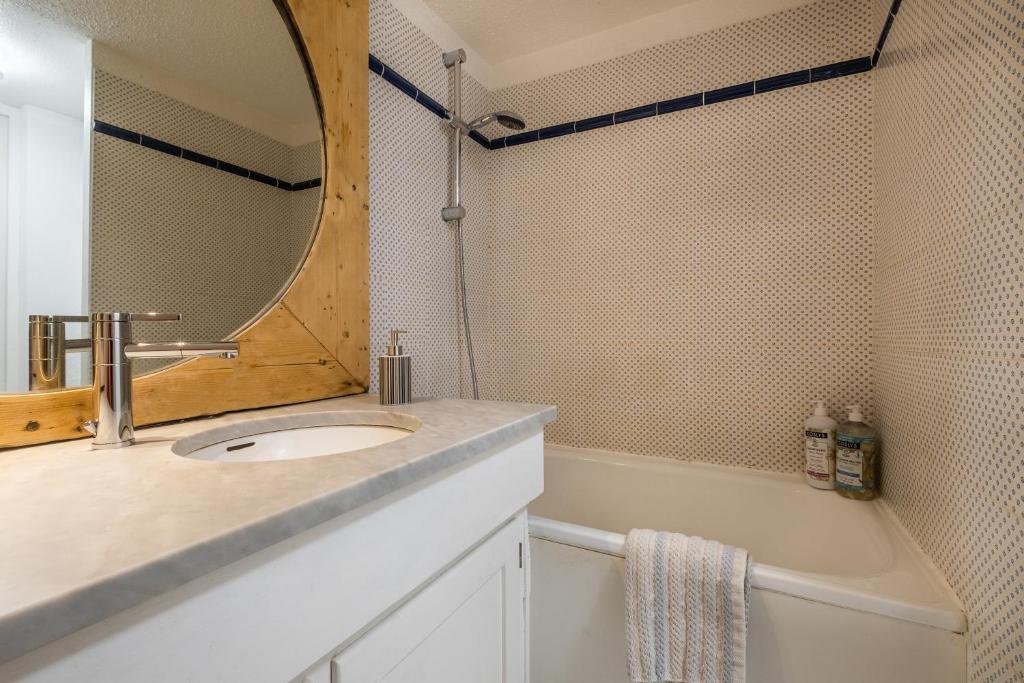 Grand Roc A 3 bedrooms Apartment Next to skilift By Cozee Rentals appartement pied des pistes 6