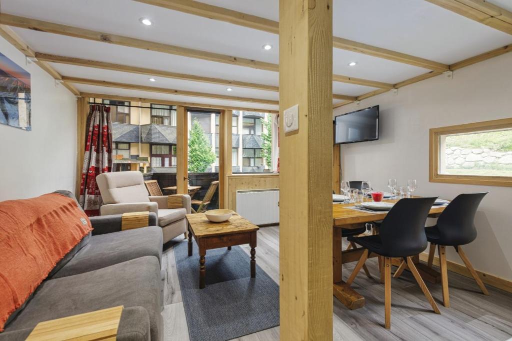 Grand Roc C Modern Apart 2BR Close to Grand Montets Lift By Cozee Rentals appartement pied des pistes 15