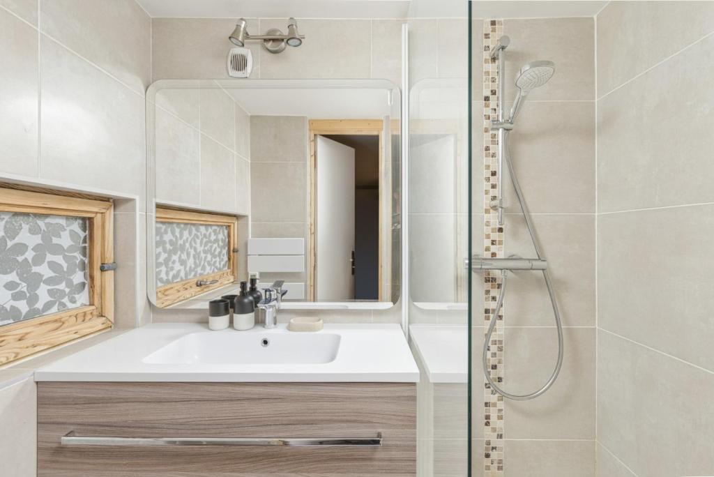 Grand Roc C Modern Apart 2BR Close to Grand Montets Lift By Cozee Rentals appartement pied des pistes 2