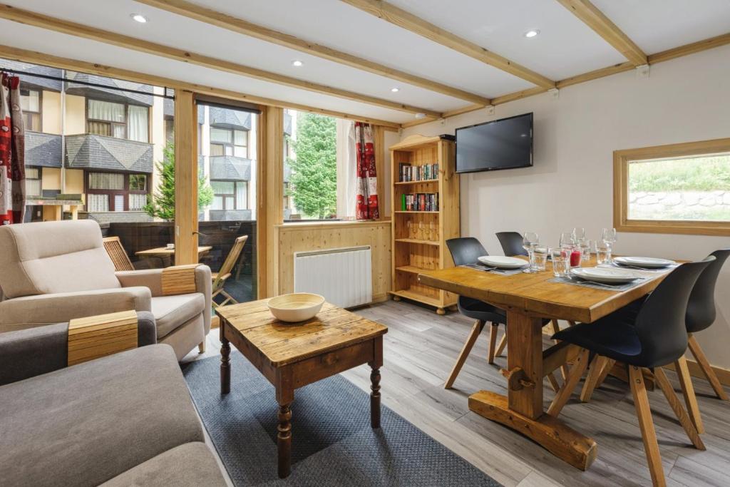 Grand Roc C Modern Apart 2BR Close to Grand Montets Lift By Cozee Rentals appartement pied des pistes 4