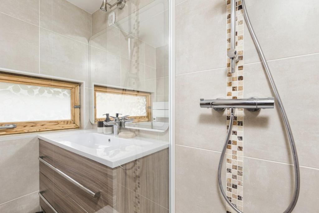 Grand Roc C Modern Apart 2BR Close to Grand Montets Lift By Cozee Rentals appartement pied des pistes 7