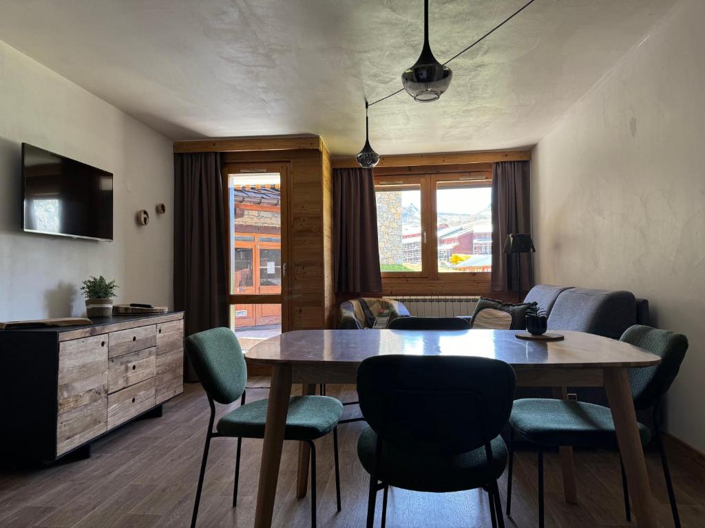 Haut Belle Plagne vue montagnes au pied des pistes proche de lESF espace piscine inclus appartement pied des pistes 10
