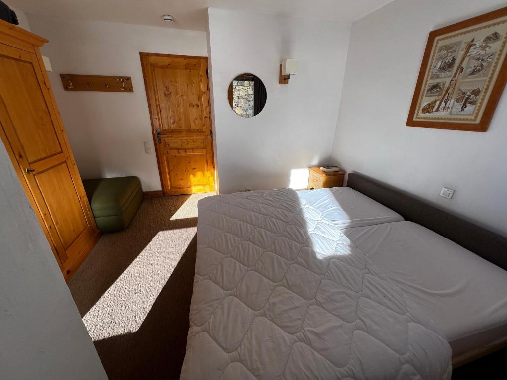 Haut Belle Plagne vue montagnes au pied des pistes proche de lESF espace piscine inclus appartement pied des pistes 14