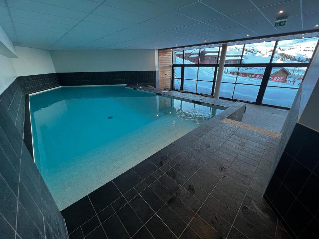 Haut Belle Plagne vue montagnes au pied des pistes proche de lESF espace piscine inclus appartement pied des pistes 17