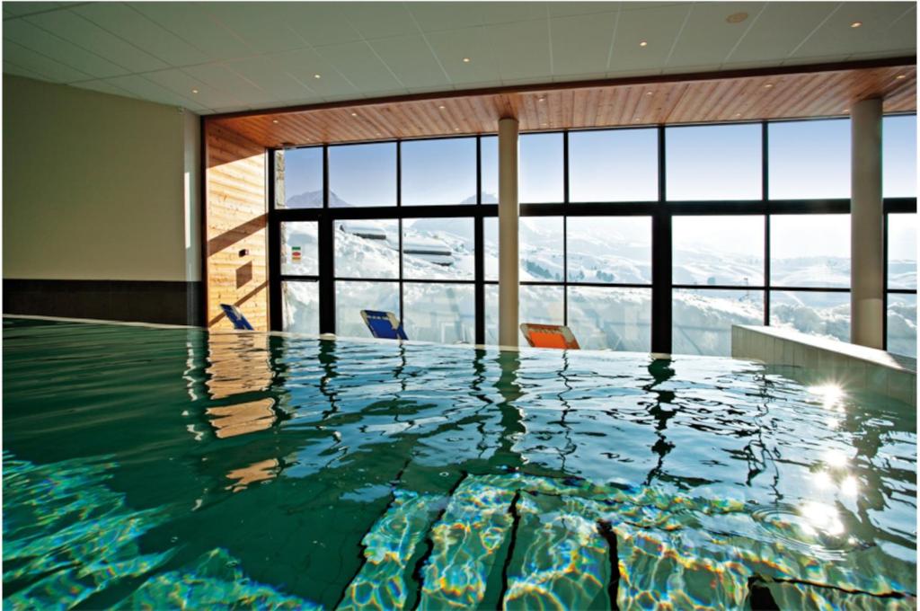Haut Belle Plagne vue montagnes au pied des pistes proche de lESF espace piscine inclus appartement pied des pistes 3