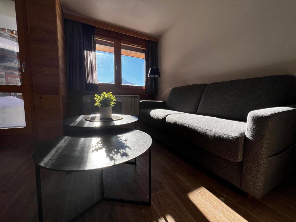 Haut Belle Plagne vue montagnes au pied des pistes proche de lESF espace piscine inclus appartement pied des pistes 9
