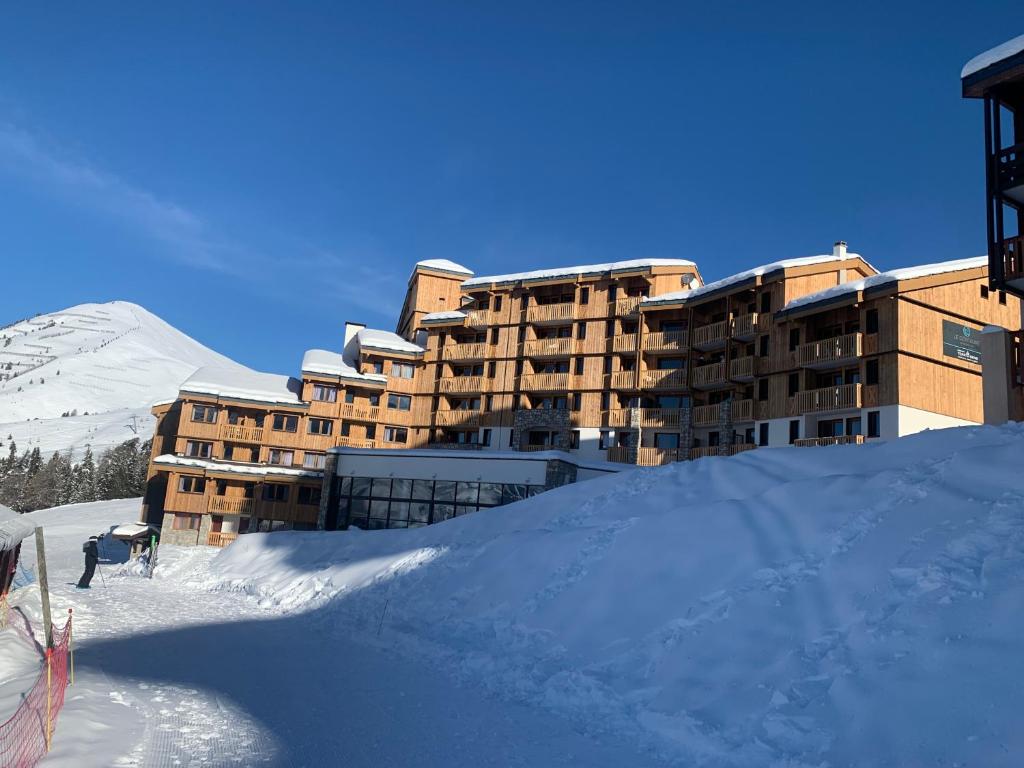 Haut Belle Plagne vue montagnes au pied des pistes proche de lESF espace piscine inclus appartement pied des pistes