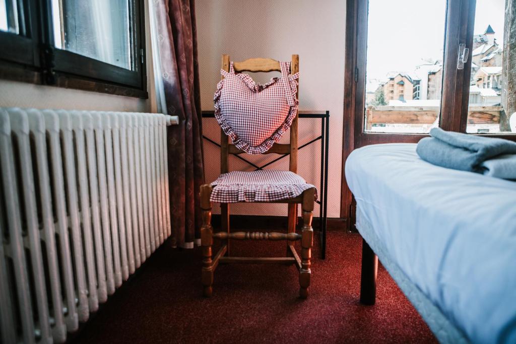 Hotel Le Cairn hotel pied des pistes 13
