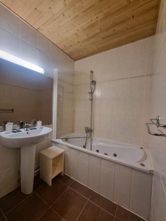 Hotel Le Cairn hotel pied des pistes 2