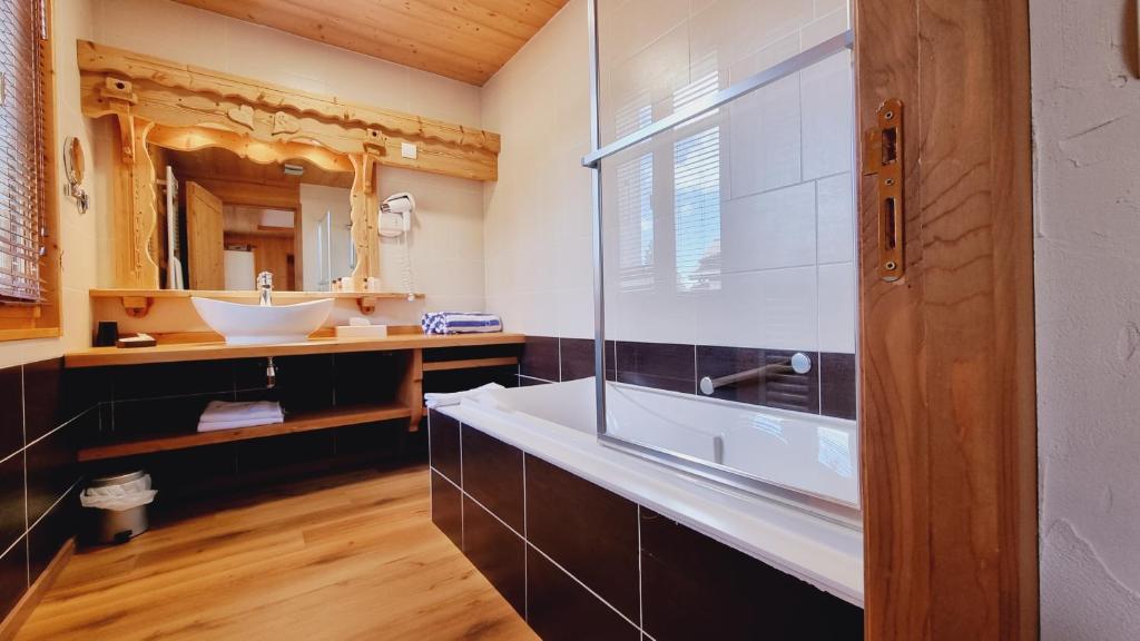 Hotel Le Sporting hotel pied des pistes 2