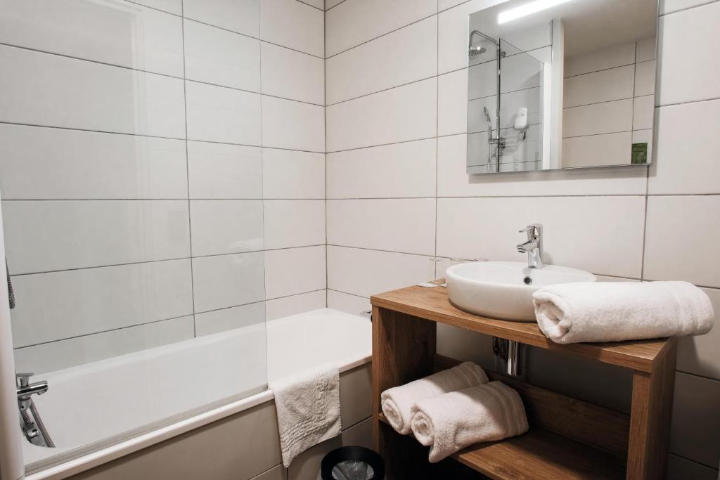 Hotel Les 2 Alpes LOree Des Pistes hotel pied des pistes 17