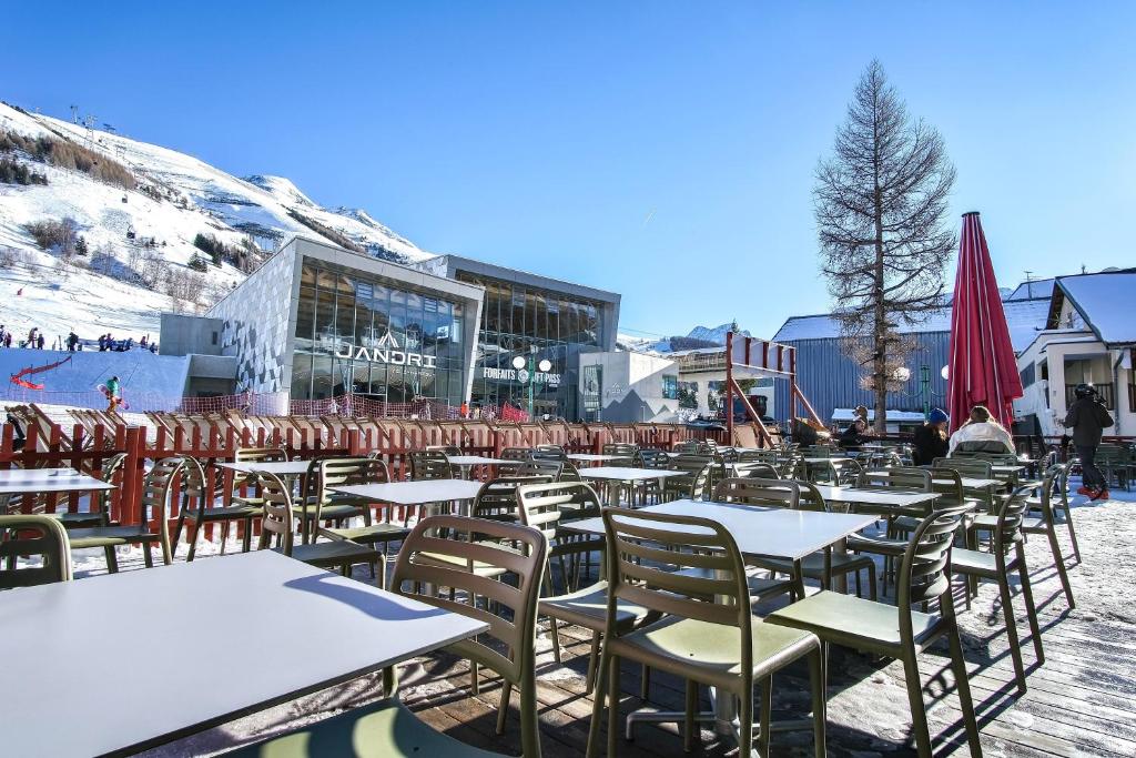 Hotel Les 2 Alpes LOree Des Pistes hotel pied des pistes 6