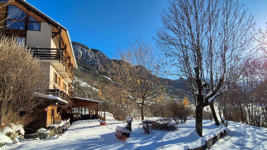 Hotel Restaurant Gites Les 5 Saisons hotel pied des pistes 9