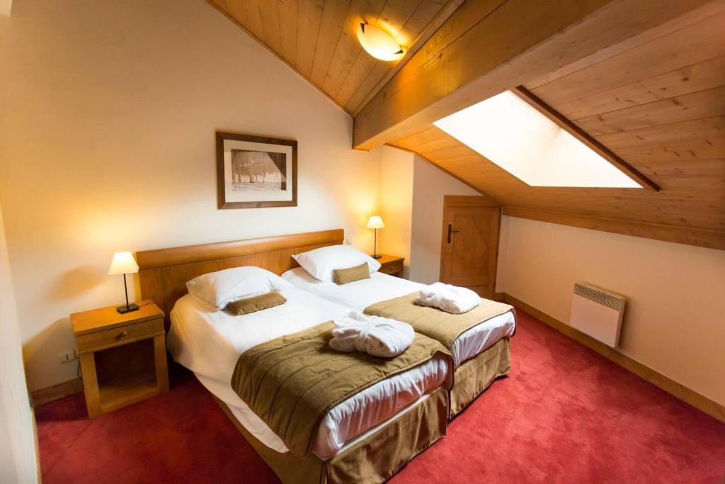 Huge Superior 4 Bedroom Apartment Arc 1950 Les Arc Spaciously Sleeps 8 to 10 over two floors Ski In Ski Out hotel pied des pistes 1