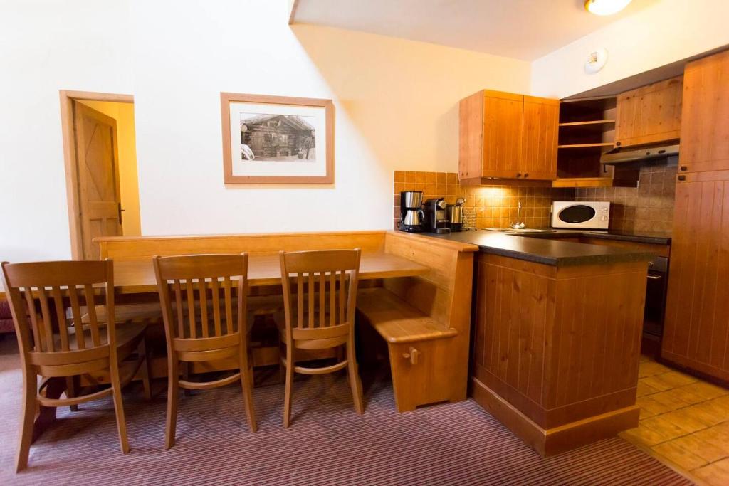 Huge Superior 4 Bedroom Apartment Arc 1950 Les Arc Spaciously Sleeps 8 to 10 over two floors Ski In Ski Out hotel pied des pistes 3
