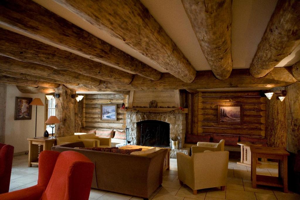 Huge Superior 4 Bedroom Apartment Arc 1950 Les Arc Spaciously Sleeps 8 to 10 over two floors Ski In Ski Out hotel pied des pistes 4