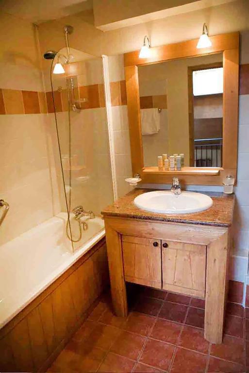 Huge Superior 4 Bedroom Apartment Arc 1950 Les Arc Spaciously Sleeps 8 to 10 over two floors Ski In Ski Out hotel pied des pistes 7