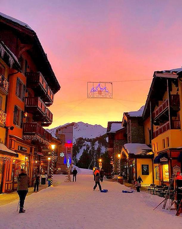 Huge Superior 4 Bedroom Apartment Arc 1950 Les Arc Spaciously Sleeps 8 to 10 over two floors Ski In Ski Out hotel pied des pistes 8