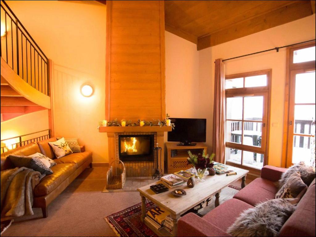 Huge Superior 4 Bedroom Apartment Arc 1950 Les Arc Spaciously Sleeps 8 to 10 over two floors Ski In Ski Out hotel pied des pistes