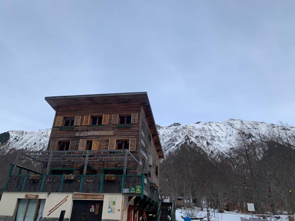 LE CHAMOIS hotel pied des pistes 12