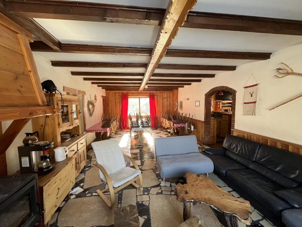 LE CHAMOIS hotel pied des pistes 3