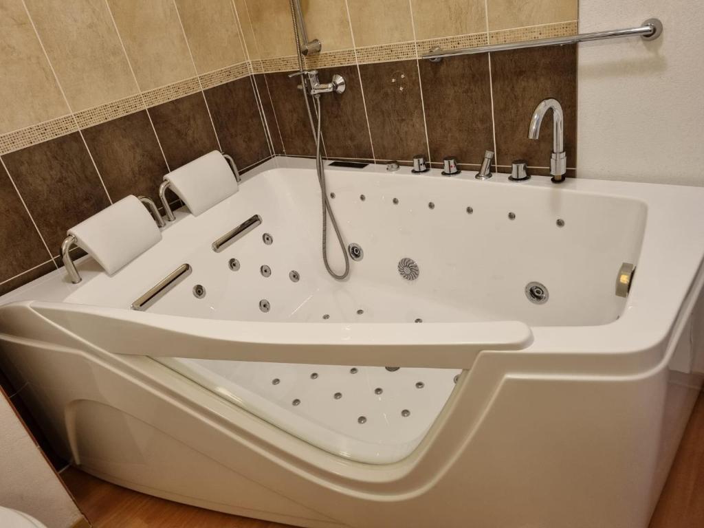 LES ORRES 1800 Appartement 4 p JACUZZI balneo prive Vue piste piscine residence appartement pied des pistes 8