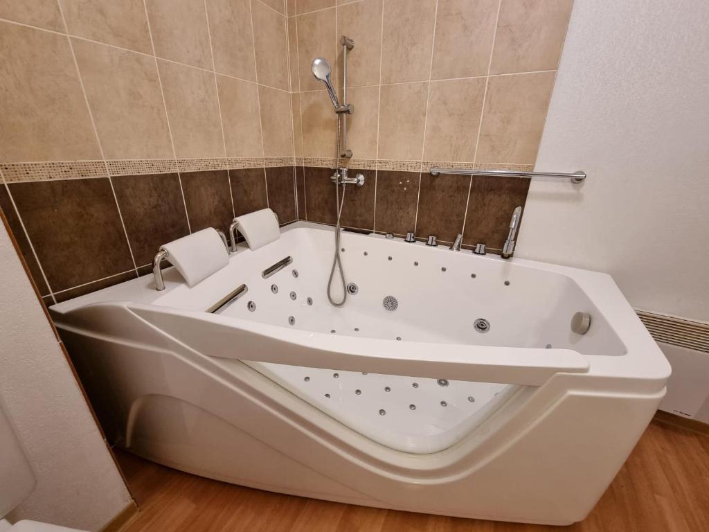LES ORRES 1800 Appartement 4 p JACUZZI balneo prive Vue piste piscine residence appartement pied des pistes 9