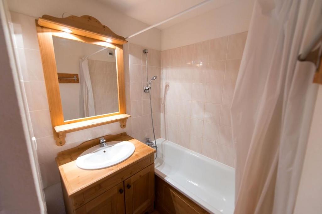 LES PETITS ETERLOUS Appartement T3 36m2 a Puy St Vincent 1800 Alpes du sud 6 personnes parking prive couvert appartement pied des pistes 2