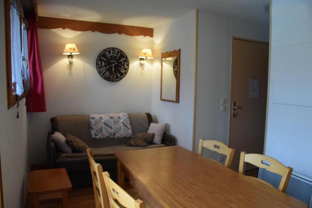 LES PETITS ETERLOUS Appartement T3 36m2 a Puy St Vincent 1800 Alpes du sud 6 personnes parking prive couvert appartement pied des pistes 4