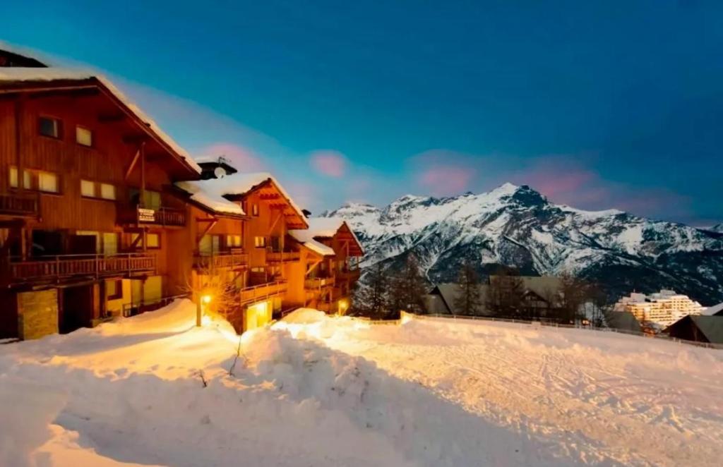 LES PETITS ETERLOUS Appartement T3 36m2 a Puy St Vincent 1800 Alpes du sud 6 personnes parking prive couvert appartement pied des pistes 5