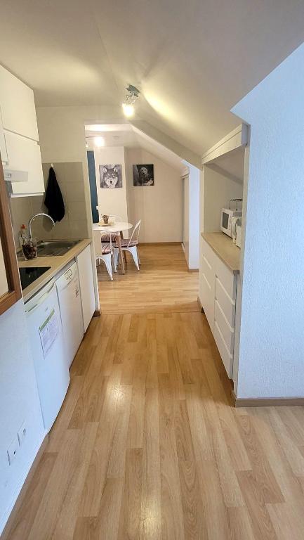 LEsquiros studio centre Luchon casier a skis wifi ascenseur 3 personnes appartement pied des pistes 13
