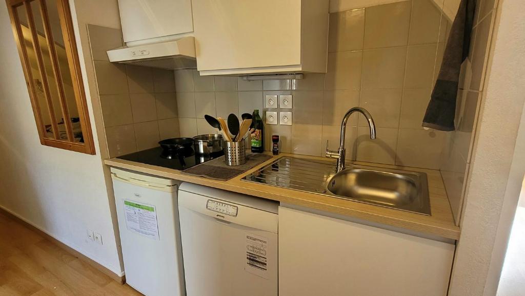 LEsquiros studio centre Luchon casier a skis wifi ascenseur 3 personnes appartement pied des pistes 17