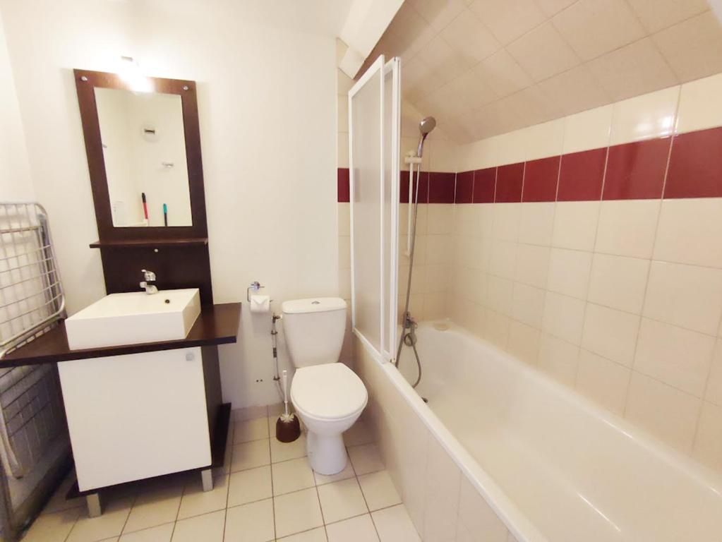 LEsquiros studio centre Luchon casier a skis wifi ascenseur 3 personnes appartement pied des pistes 2