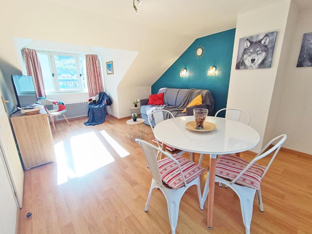 LEsquiros studio centre Luchon casier a skis wifi ascenseur 3 personnes appartement pied des pistes 3