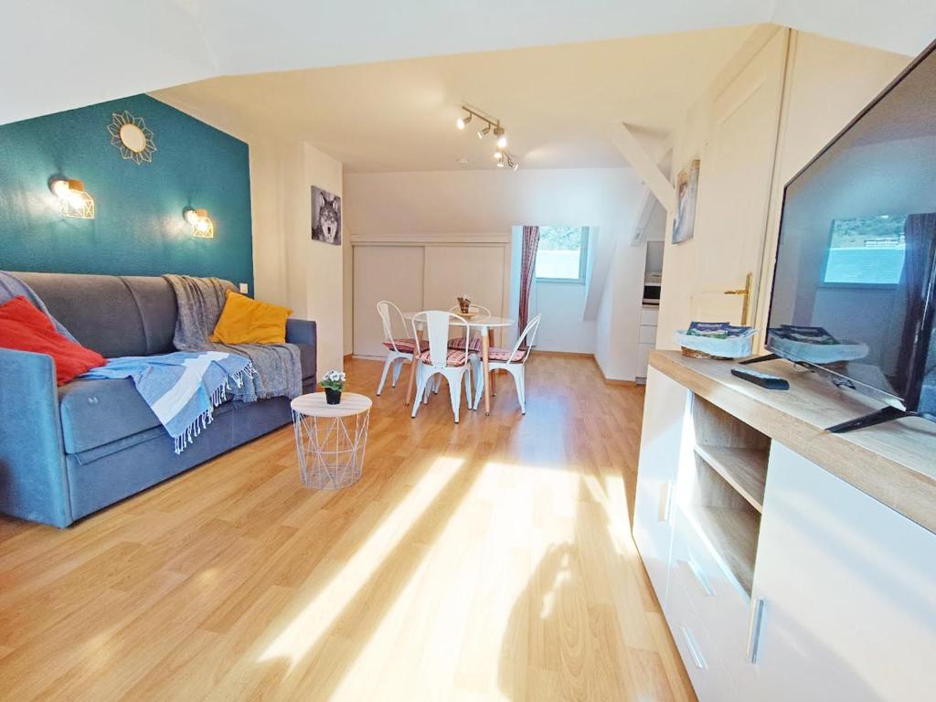 LEsquiros studio centre Luchon casier a skis wifi ascenseur 3 personnes appartement pied des pistes 4
