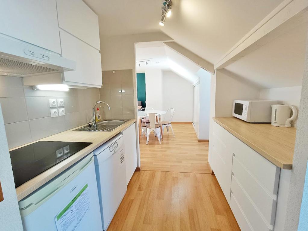 LEsquiros studio centre Luchon casier a skis wifi ascenseur 3 personnes appartement pied des pistes 6