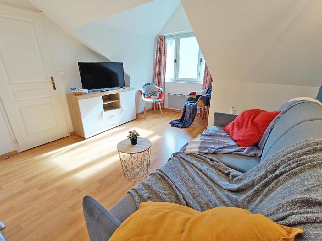 LEsquiros studio centre Luchon casier a skis wifi ascenseur 3 personnes appartement pied des pistes 7